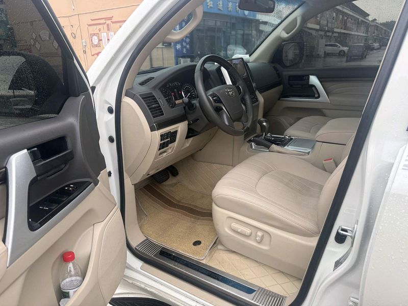 Land Cruiser photo 3