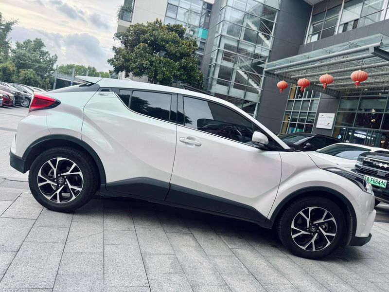 C-HR photo 2