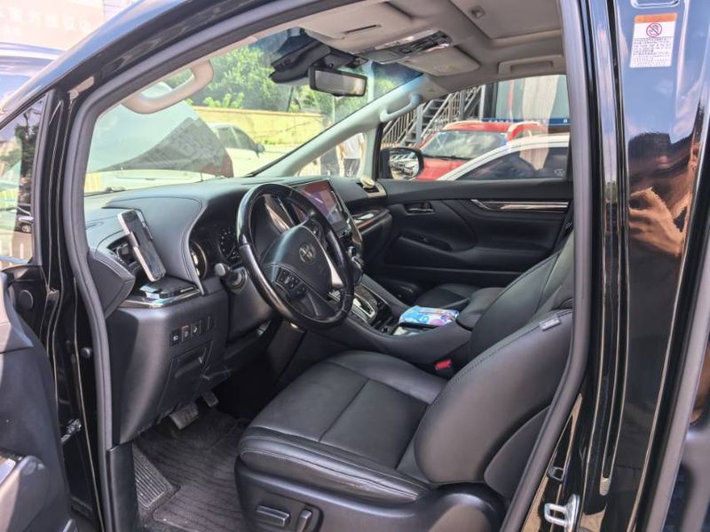 Vellfire photo 4