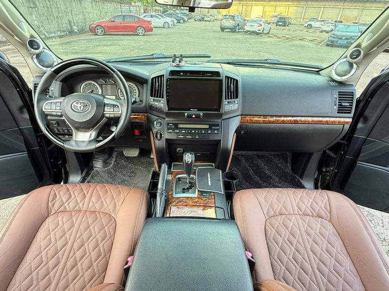 Land Cruiser photo 3