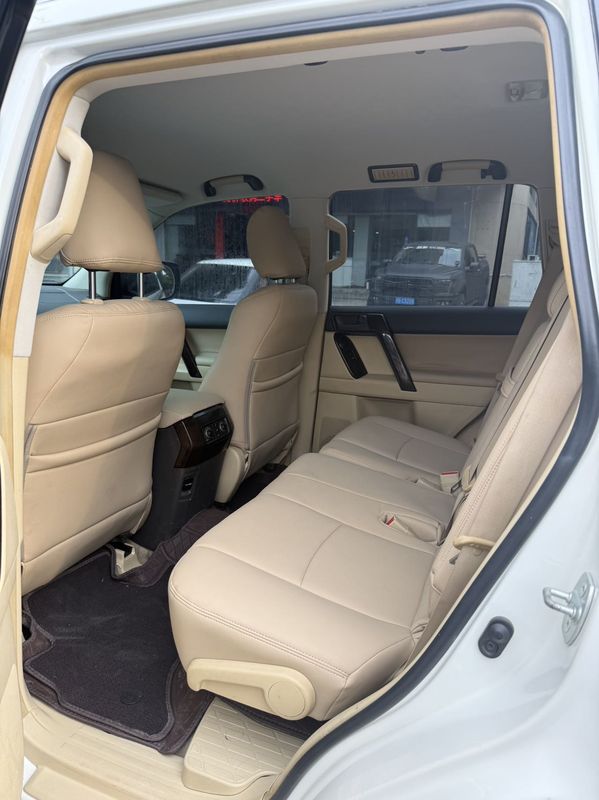 Land Cruiser Prado photo 3