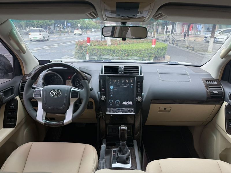 Land Cruiser Prado photo 4
