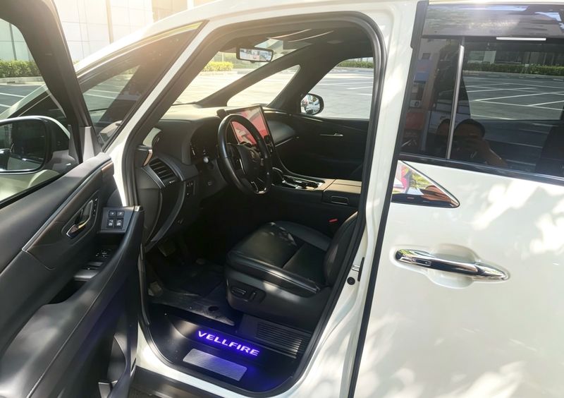 Vellfire photo 4