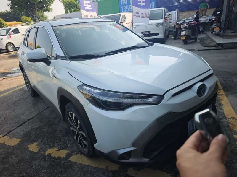 Corolla Cross photo 2