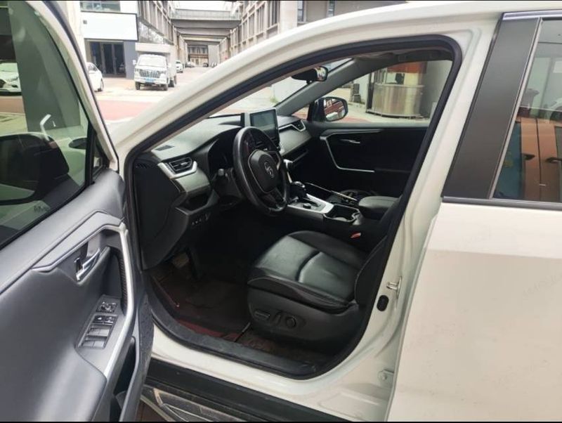 RAV4 photo 4