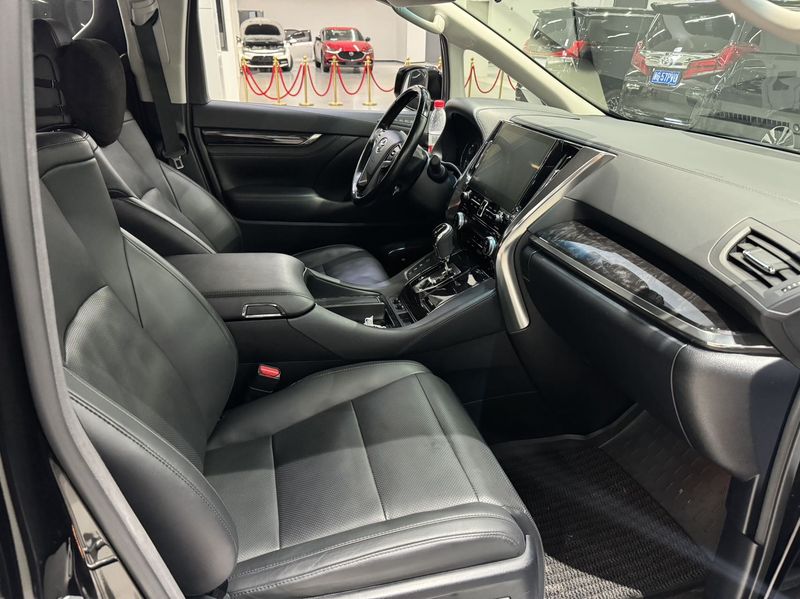 Vellfire photo 4