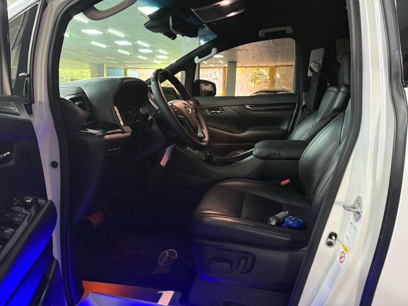 Vellfire photo 2