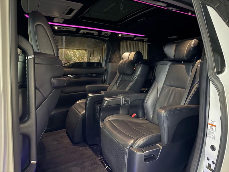 Vellfire photo 3