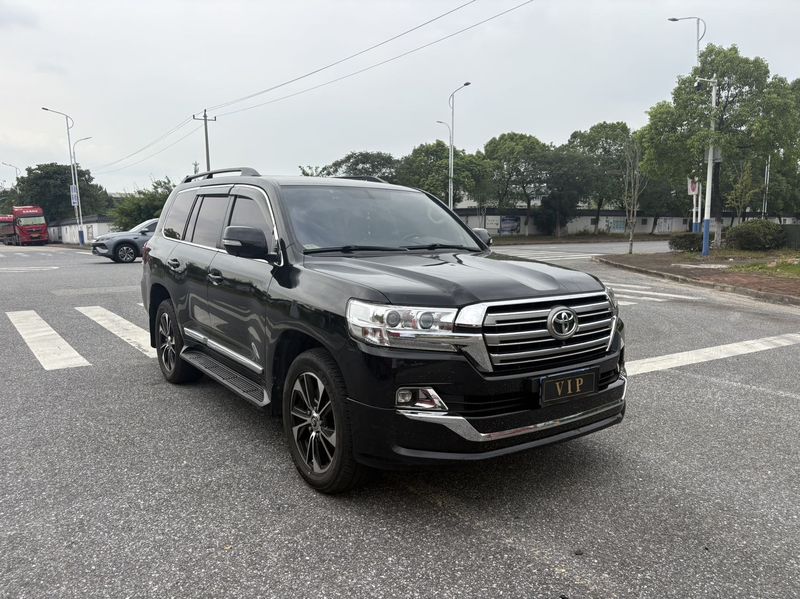 Land Cruiser photo 2