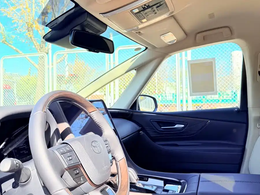 Toyota Alphard photo 3