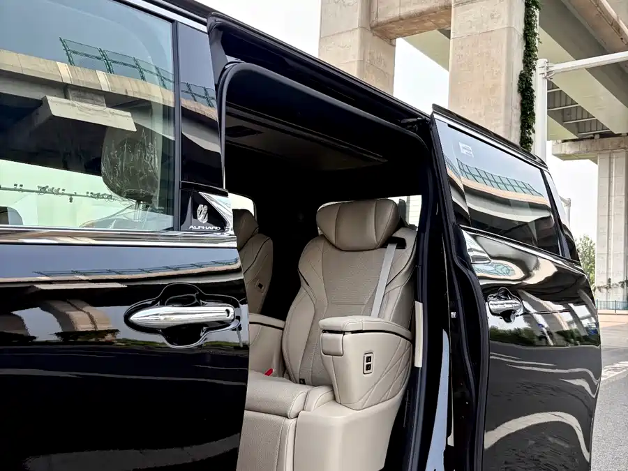 Toyota Alphard photo 9