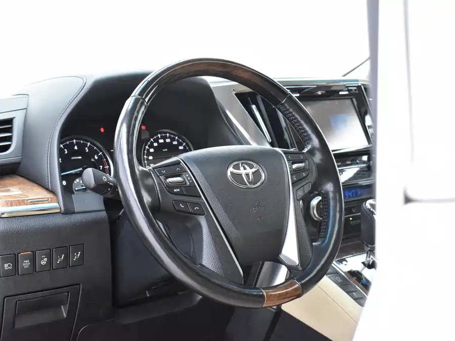Toyota Alphard photo 13
