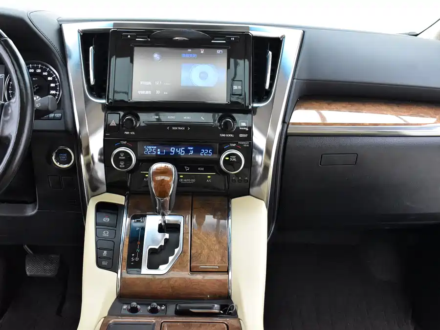 Toyota Alphard photo 8