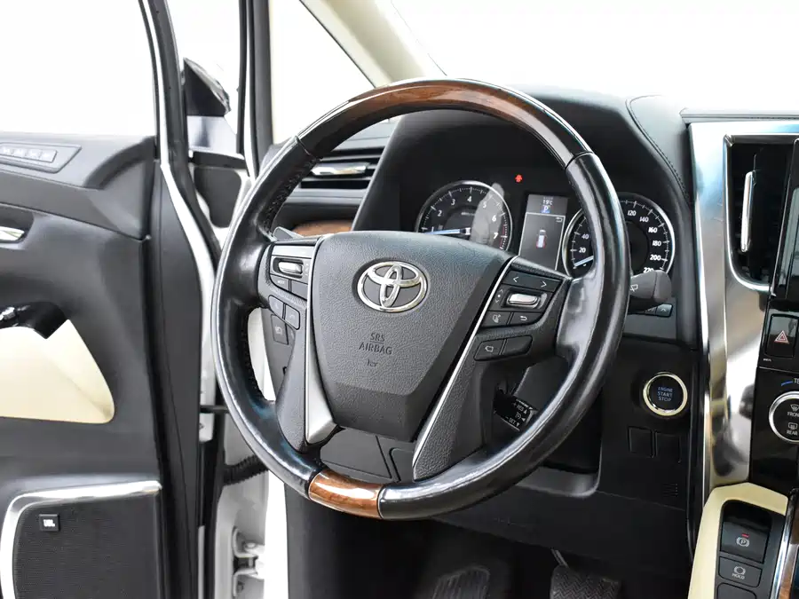Toyota Alphard photo 9