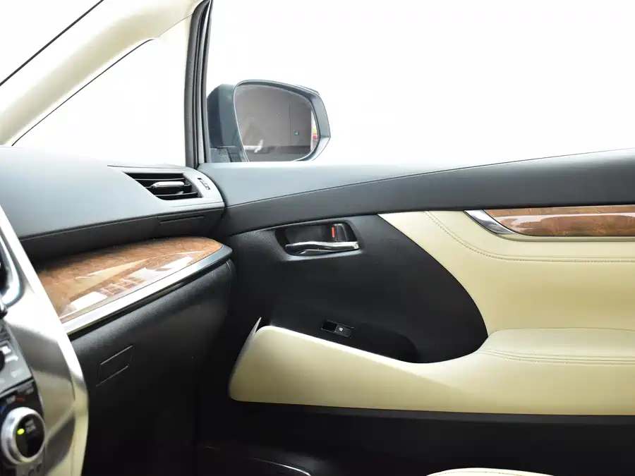 Toyota Alphard photo 10