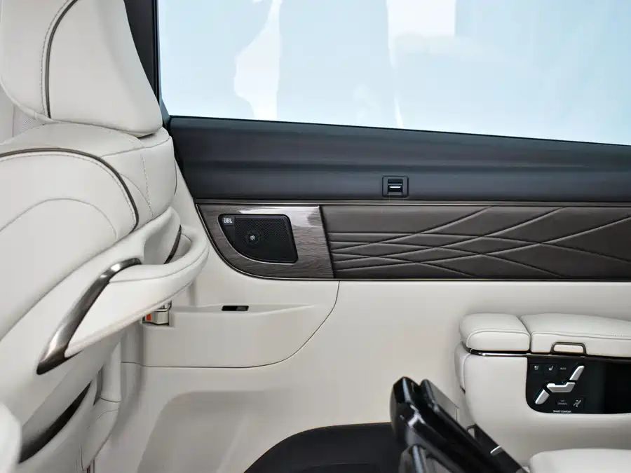 Toyota Alphard photo 18