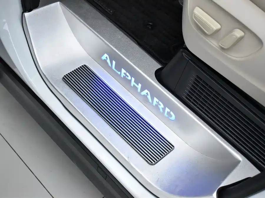 Toyota Alphard photo 20