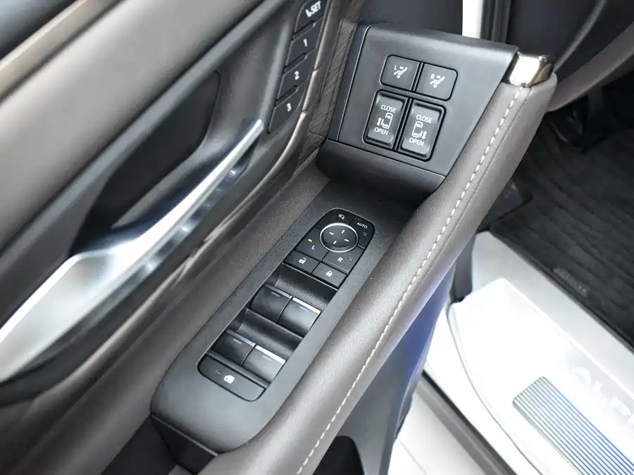Toyota Alphard photo 21