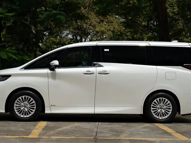 Toyota Alphard photo 3