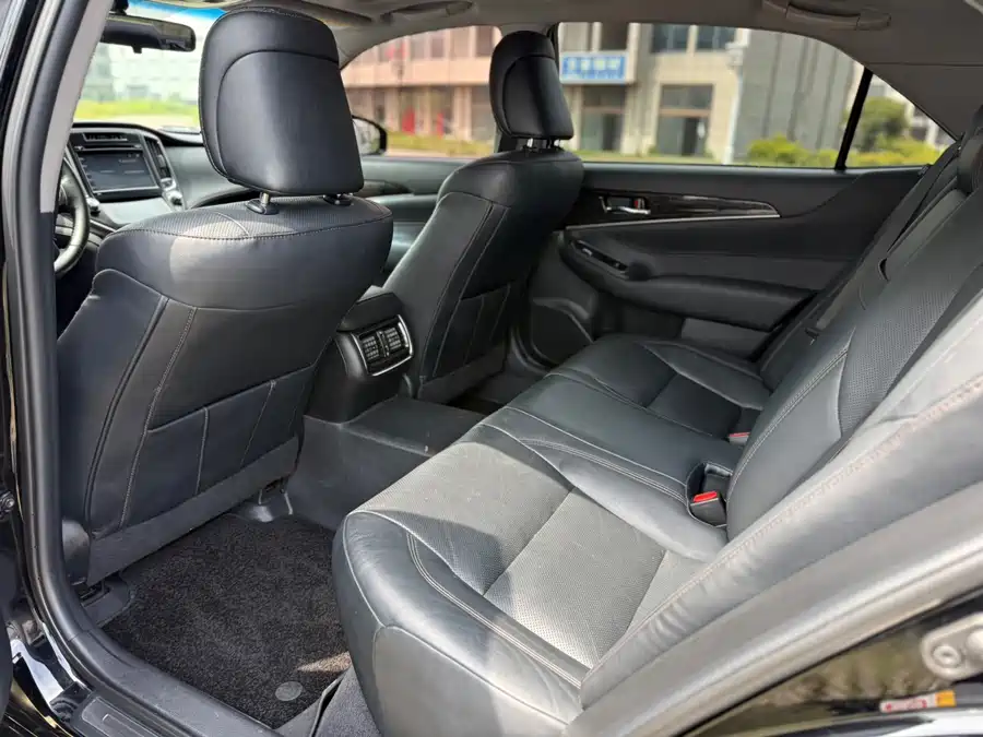 Toyota Crown photo 8