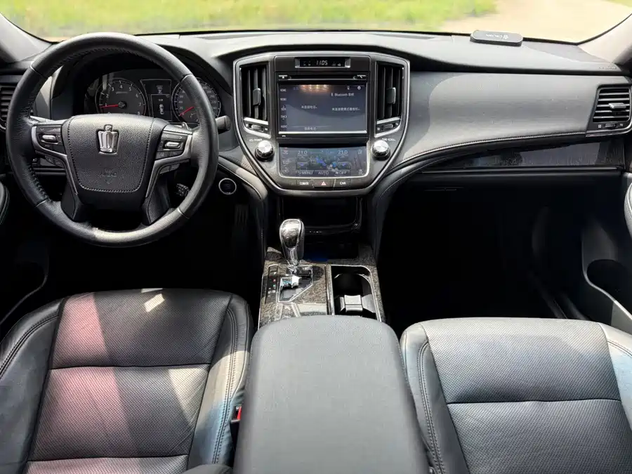 Toyota Crown photo 9