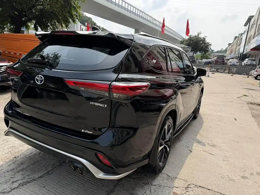 Toyota Crown Kluger photo 2