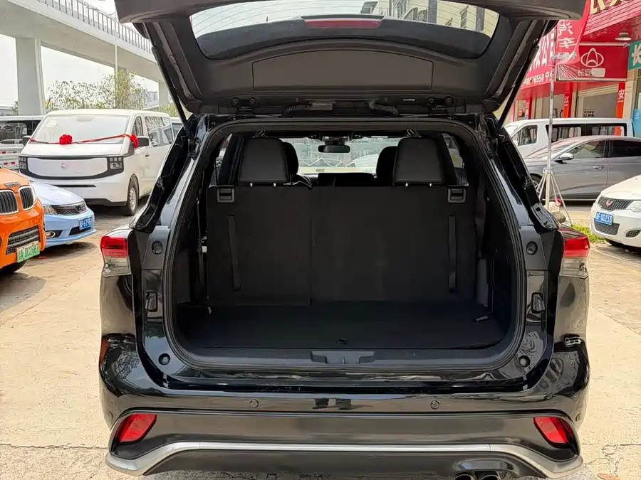 Toyota Crown Kluger photo 3