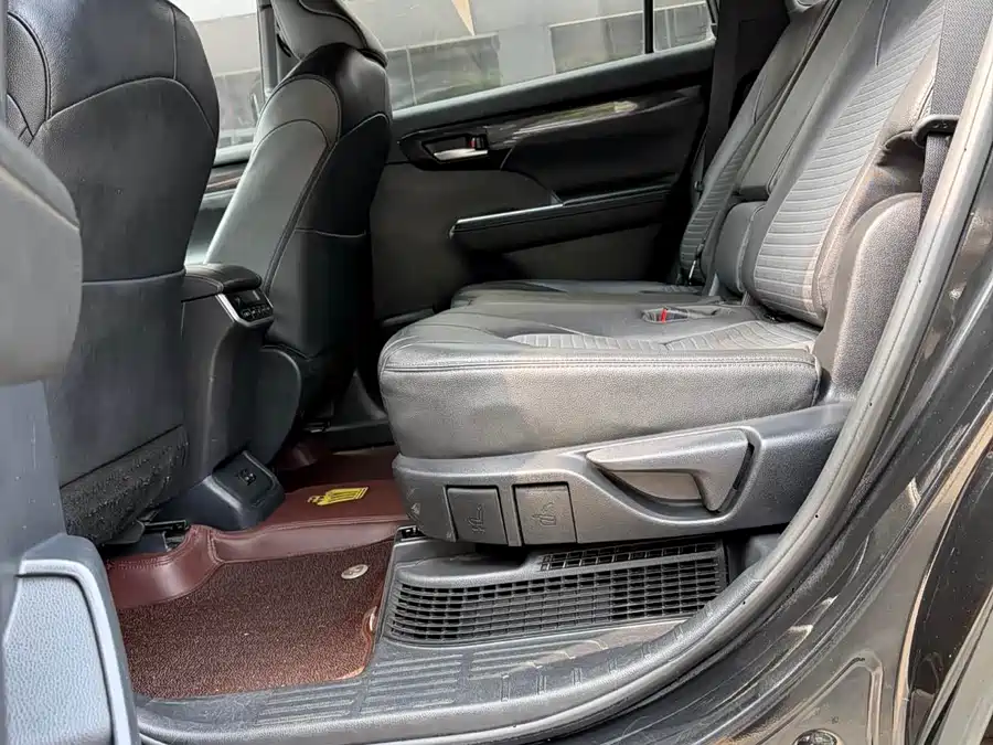 Toyota Crown Kluger photo 6