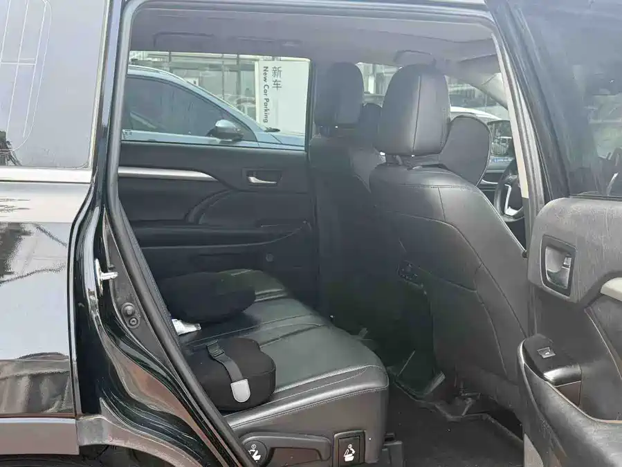 Toyota Highlander photo 11