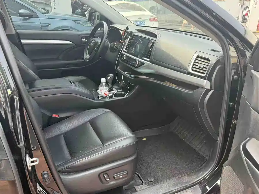 Toyota Highlander photo 8