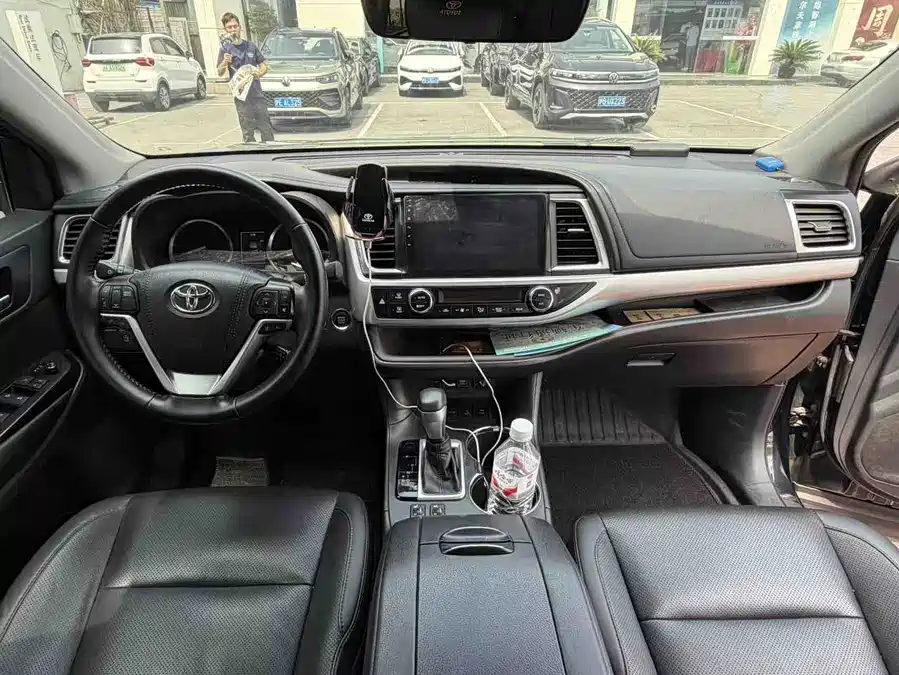 Toyota Highlander photo 9