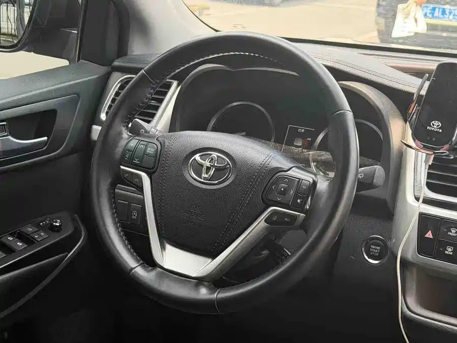Toyota Highlander photo 10