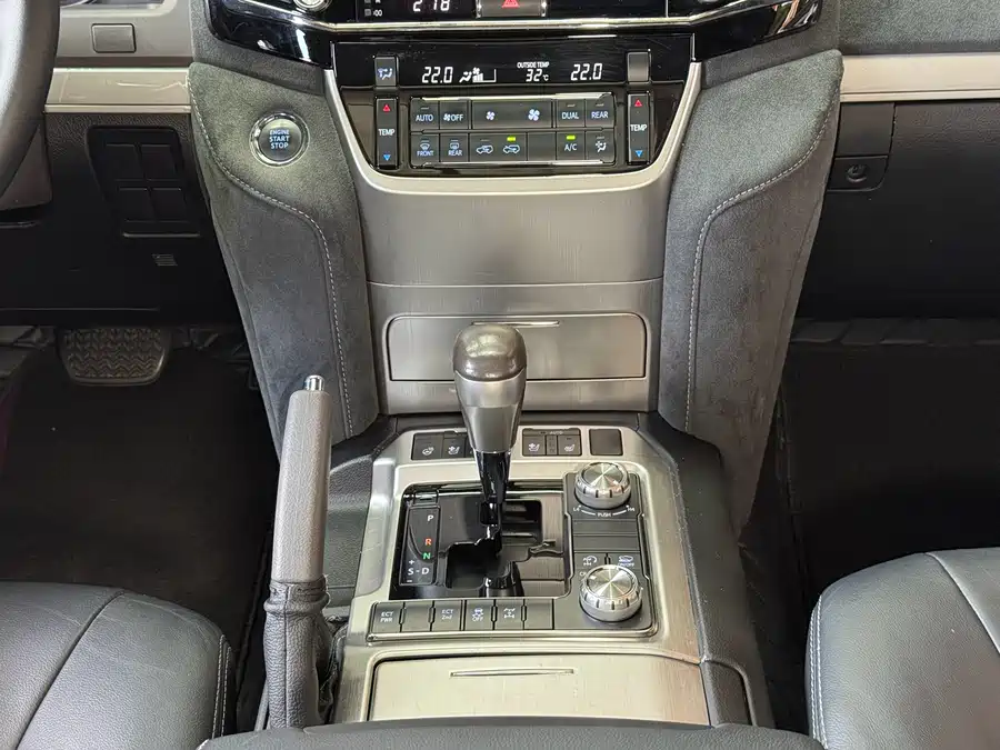 Toyota Land Cruiser photo 13
