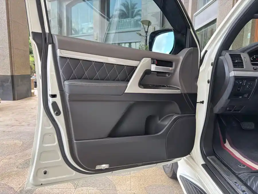 Toyota Land Cruiser photo 17