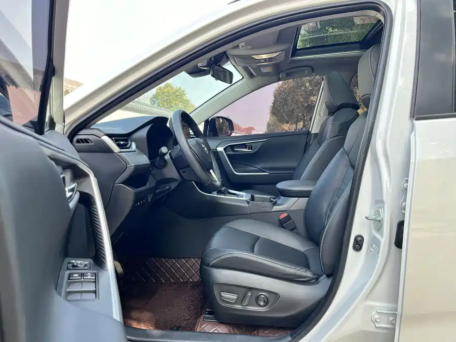 عکس Toyota RAV4 شماره 6