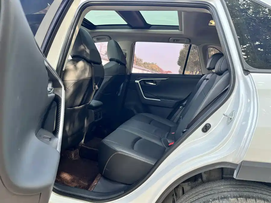 عکس Toyota RAV4 شماره 7