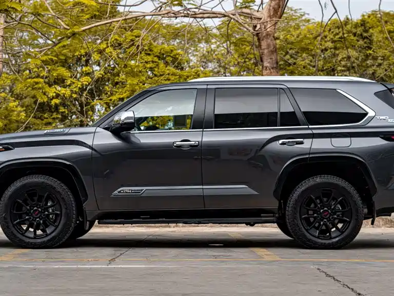 Toyota Sequoia photo 4