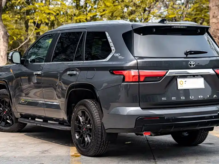 Toyota Sequoia photo 5