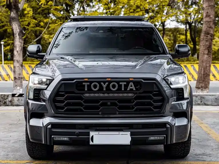 Toyota Sequoia photo 2