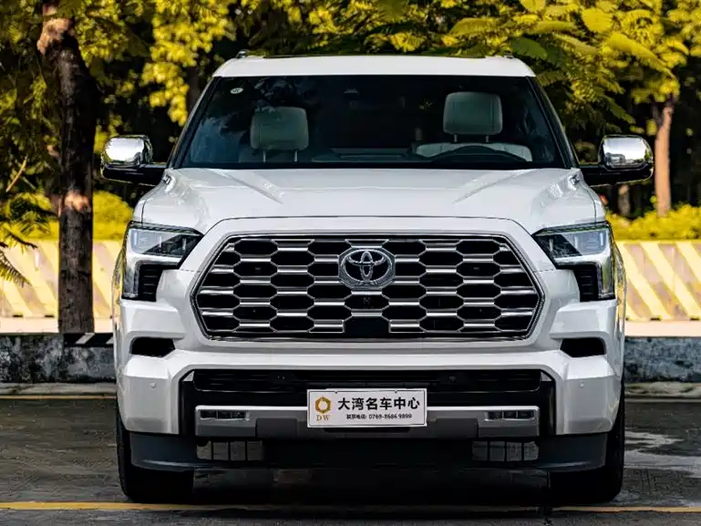 Toyota Sequoia photo 2