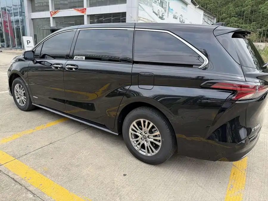 Toyota Sienna photo 2