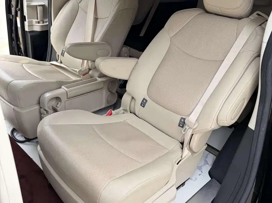 Toyota Sienna photo 5