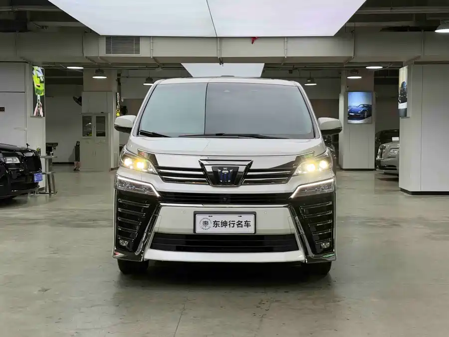 Toyota Vellfire photo 2