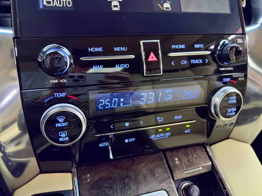 Toyota Vellfire photo 11