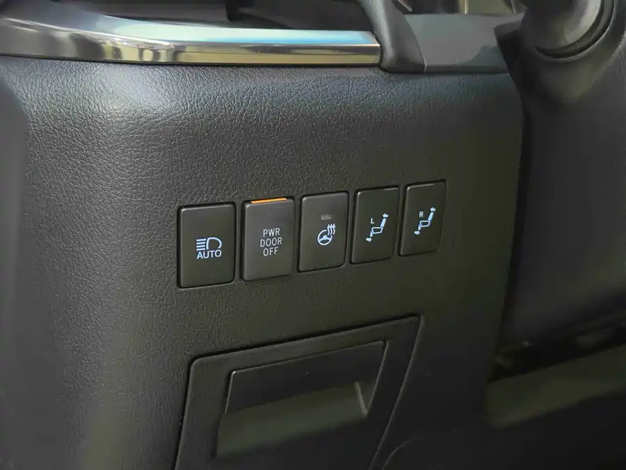 Toyota Vellfire photo 12