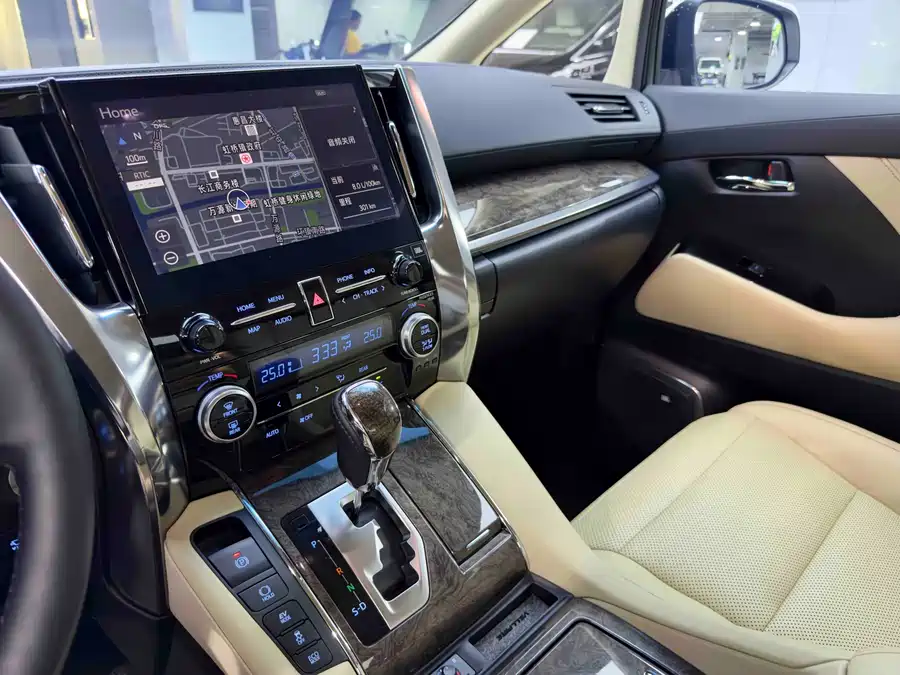 Toyota Vellfire photo 14