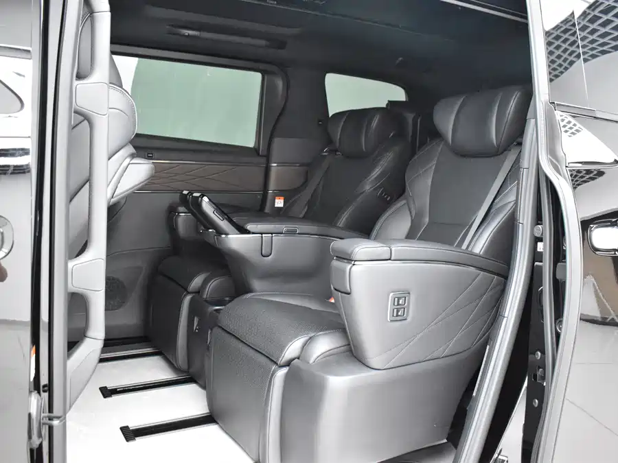 Toyota Vellfire photo 16