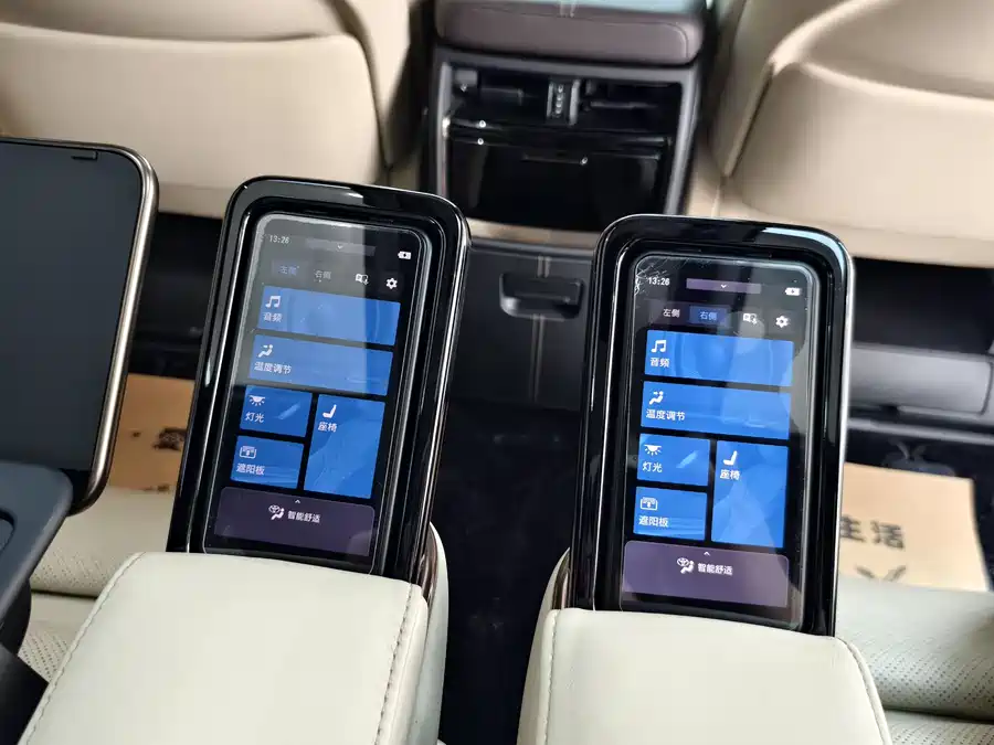 Toyota Vellfire photo 8